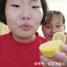 搞笑段子gif:两美女遇到色狼,霸气的回应!-北京时间