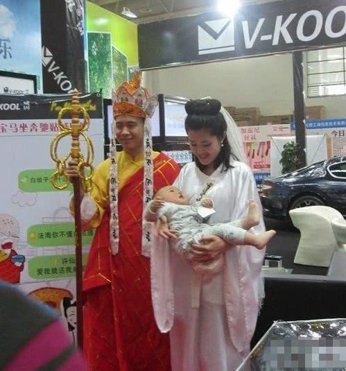 幽默:妹子,这里是教室,你穿这么少像什么样子