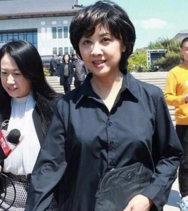 66岁朱琳近照,女儿国国王依旧美丽,不结婚,一部剧一生