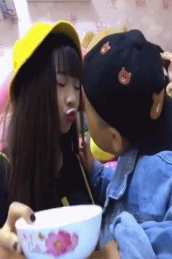 女上司笑着说:逗逼!