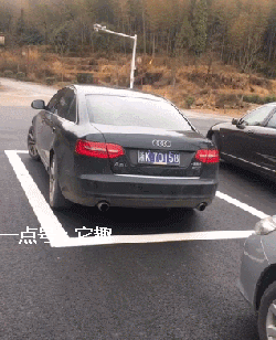 搞笑gif:一瓶矿泉水,非要搞成我买不起的样子!