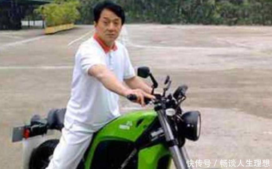 因为工作的需要而用上了摩托车,刘德华骑过bmw子母电单车载家人兜风
