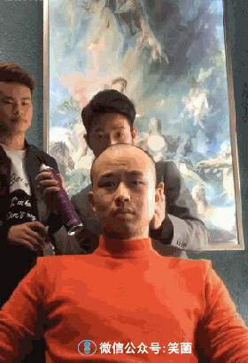 搞笑gif动图:看女生怯懦的眼神,这个男不像好学生!