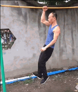 爆笑gif:贝叔叔说只要把头咬掉就能吃了!