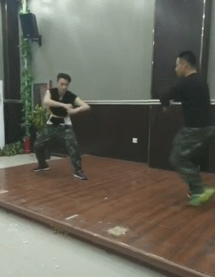搞笑gif:大哥,说好的一锤定音呢?-北京时间