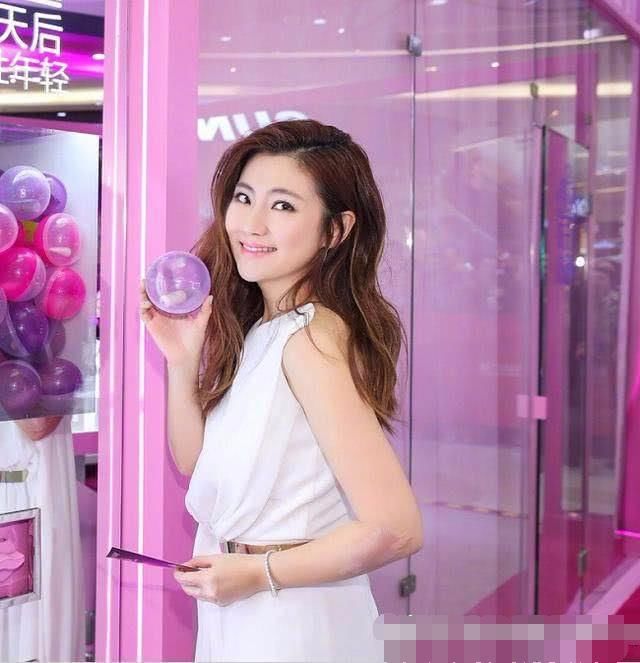 任家萱恢复颜值后自信满满,130斤的微胖女神超会穿搭!