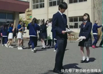 搞笑gif:都说女儿要富养,但贫富悬殊也太大了吧