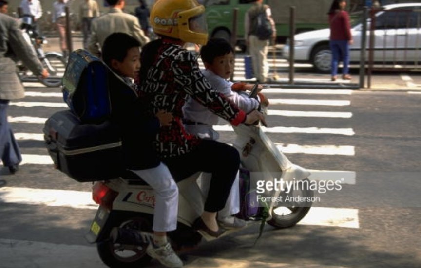 90年代中国历史老照片:图为接孩子上下学的母亲.