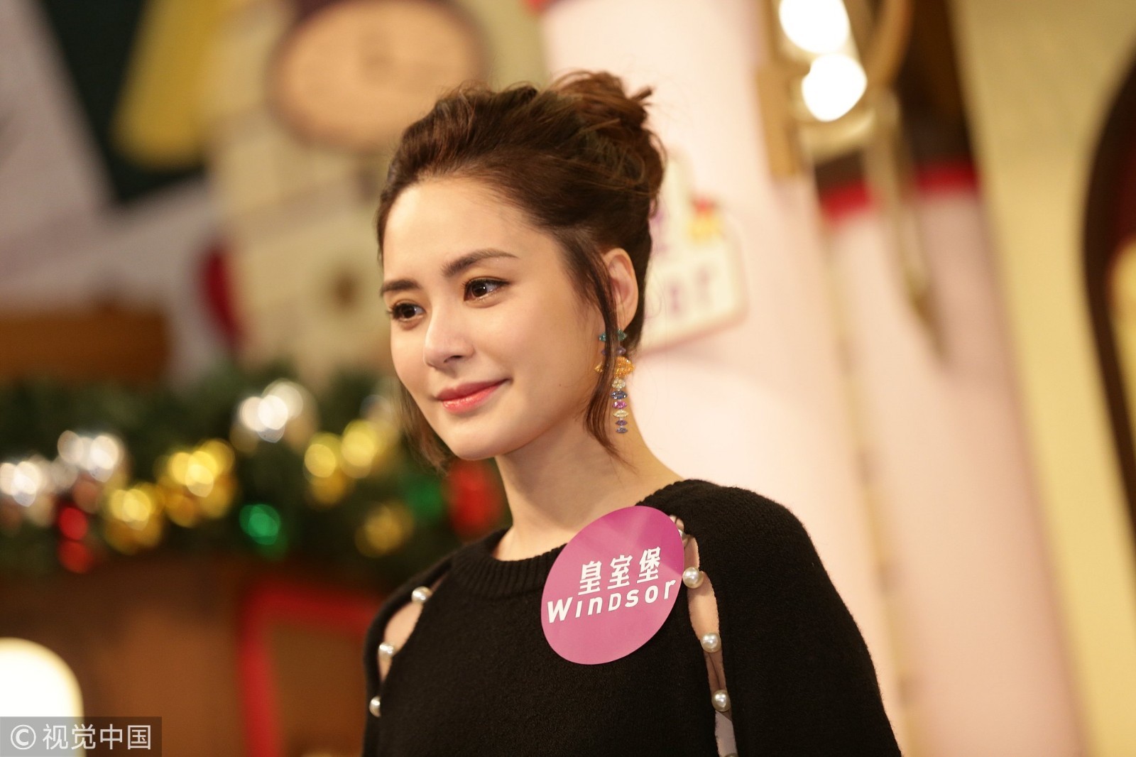 阿娇梳丸子头脸蛋圆圆露幸福肥 彩色百褶裙更显少女
