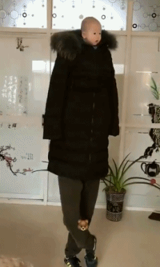 搞笑gif:妹子用手掌削开啤酒瓶盖,手真的不疼吗?