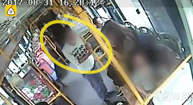 公交车上一男子看到独自坐在前排的女孩后,从后排座位走到前面,用下体