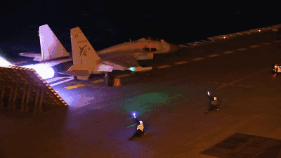 (歼15夜间从辽宁号航母起飞)