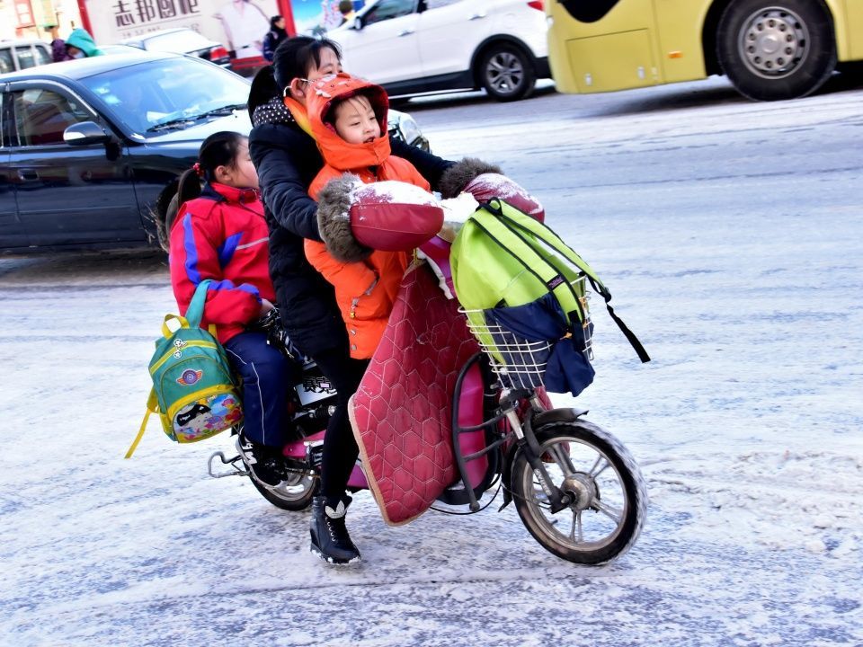 赤峰突降大雪迅速降温,家长送孩子上学异常艰难,孩子车上被冻哭