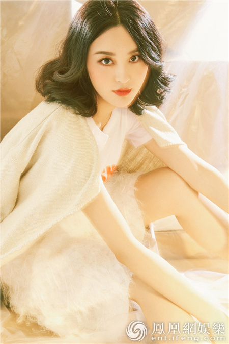 近日演员甘露曝光一组写真大片,柔和的日光下一位翩翩少女浮纱而来