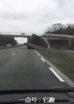 搞笑gif图:这娱乐场真会赚钱,一个项目挣两份钱!