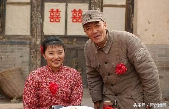 《亮剑》李云龙自杀后,美貌妻子被神秘人物折磨,手段太残忍!