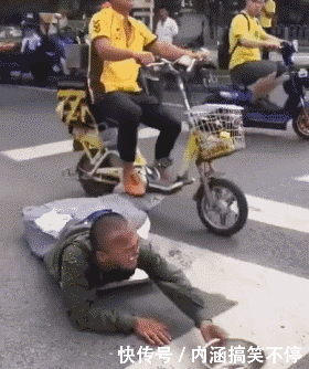 爆笑gif:还让不让人好好乞讨了,这尼玛就尴尬了!