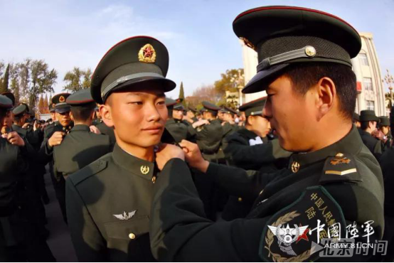 【致新兵】东部战区陆军新兵开始授衔啦!快看他们戴上