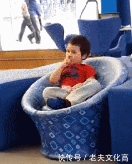 搞笑gif: 现在还有人这样洗衣服吗?