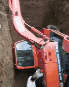 妹子用不着这么节俭吧,衣服坏成这样都舍不得买新的