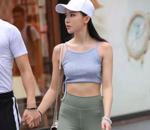 气质美女运动装可爱性感,吊带抹胸背心搭配紧身裤凸显