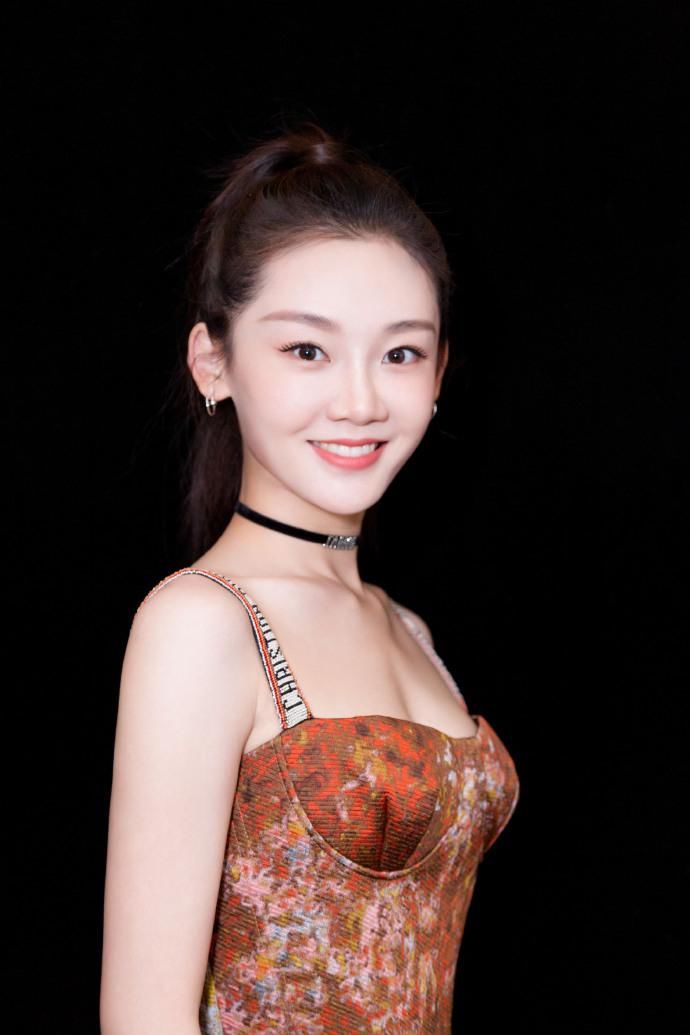 苗苗吊带长裙小性感写真图片