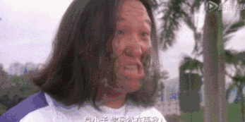 身后有人!0.3秒内,他做出了选择