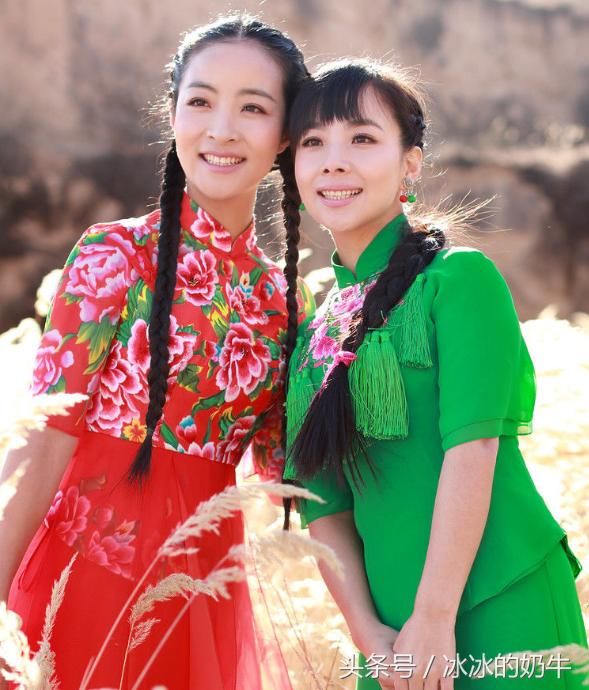 王二妮全家照,父母生活朴实,妹妹比她还漂亮,老公帅气