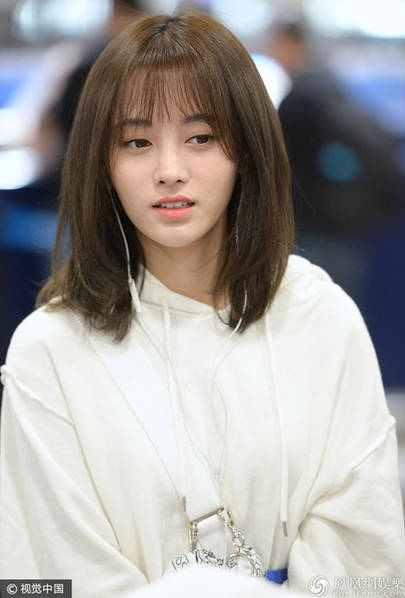 鞠婧祎顶韩式刘海似高中少女 换了新发型她还是四千年