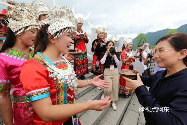 首届镇巴民歌文化旅游周活动精彩纷呈 苗民跳竹竿舞迎