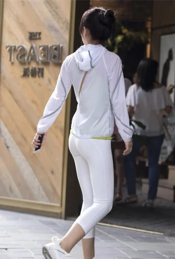 白色紧身裤一般的小姐姐真的不太敢穿,穿不好就太尴尬
