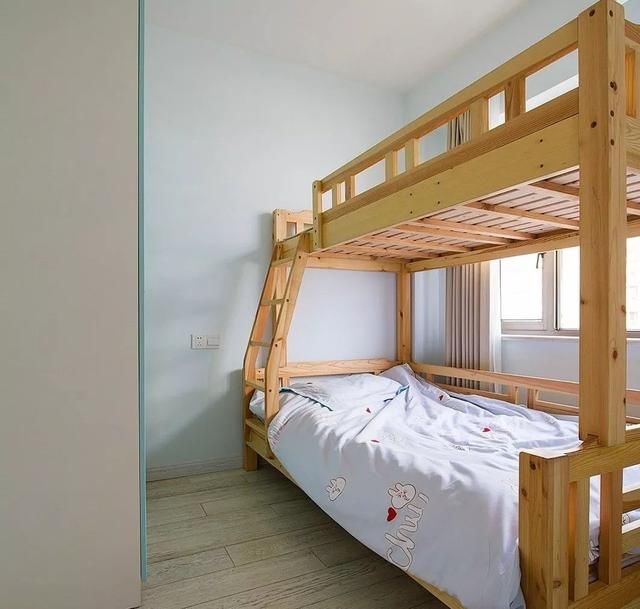 儿童房更小,定制了到顶的衣柜,床就只能靠窗户摆了,还好是上下床,来了