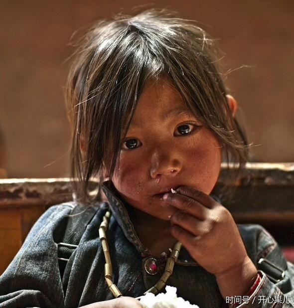 直击:中国最穷山区孩子们吃什么,看完的人都哭了