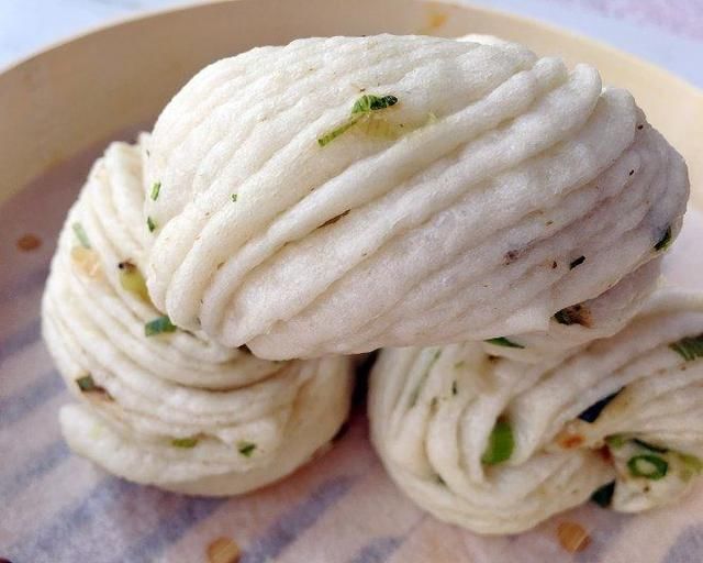 农村婆婆教你做美味银丝花卷,一揉一拧,出锅晶莹剔透看了流口水,做法