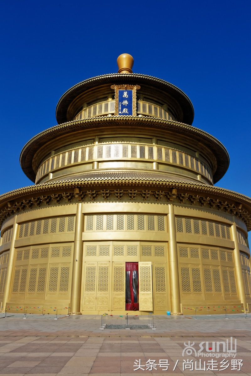 金山寺的这座万佛殿不但外观壮观华丽,殿内中央供奉的五方佛更是雄伟