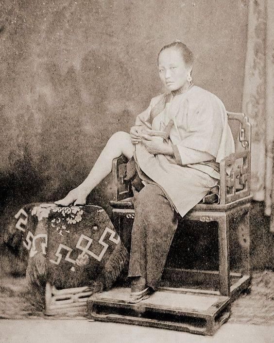揭秘古代缠足,赤脚的三寸金莲让人触目惊心