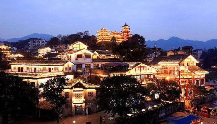 还是与磁器口无缝连接的沙磁巷,包括未来的凤凰山文创园,磁器口小街