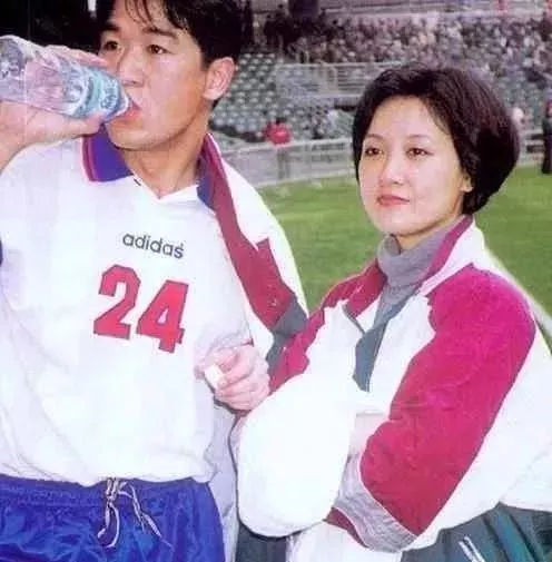60岁邓婕近照曝光 气质优雅动人 素颜和张国立逛街秀