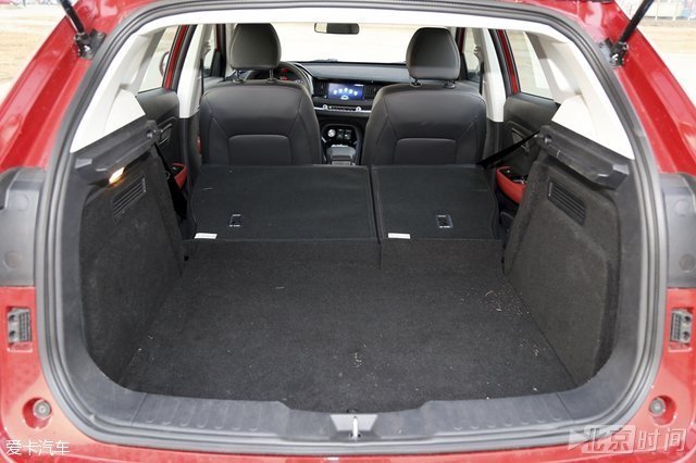 由于车身尺寸不占优,h2s的行李厢空间并不出众,但是内部平整,空间