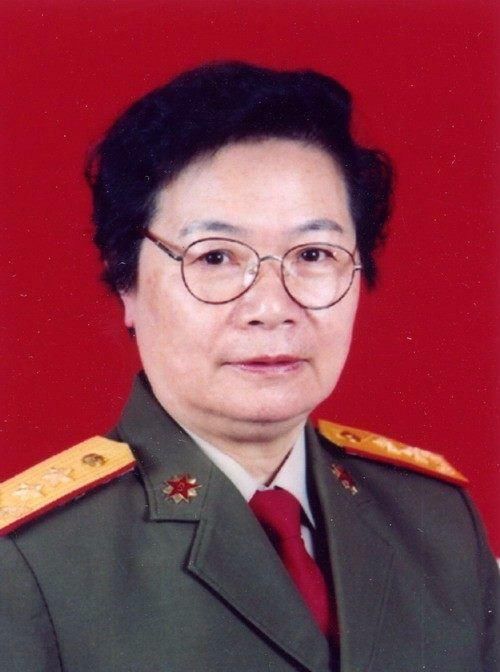 1988年,被授予少将军衔,1993年7月24日,晋升中将,成为中国人民解放军