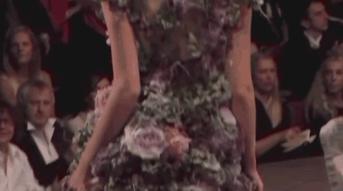 alexander mcqueen设计生涯中经典中的经典,这条鲜花裙也出现在了nick