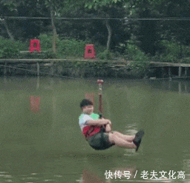 搞笑gif: 人家练的是水上漂, 而你练的是千斤坠