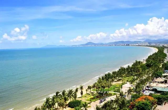 椰梦长廊是三亚湾的一条著名的海滨风景大道.