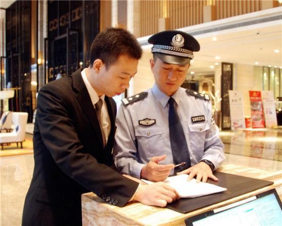 住酒店遇到有警察查房,网友:别开门!这是一个假警察!