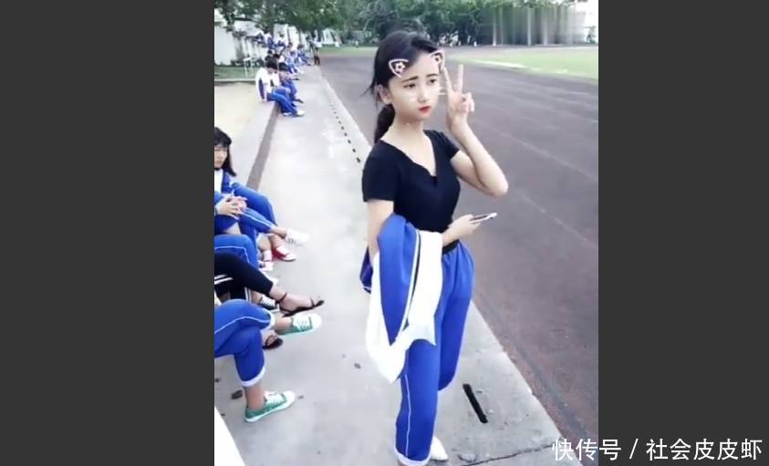 未成年女学生上课竟这样打扮,网友:你让别人怎么上课