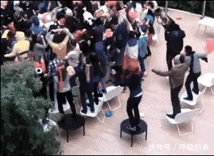 大娘没事吧,没事就站起来继续嗨!