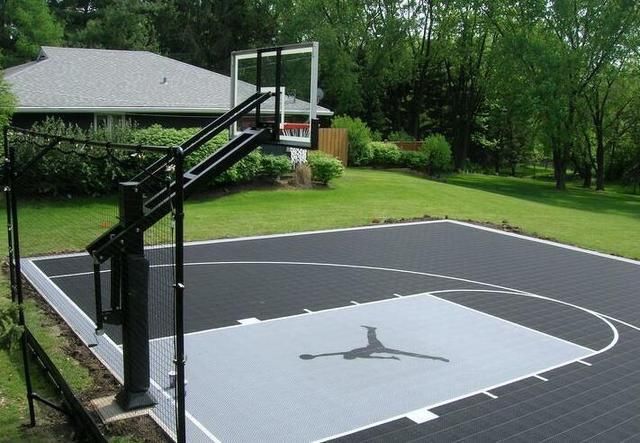 再给孙子建一个小小篮球场,给他一个室外的活动空间.