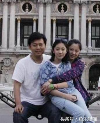 55岁何政军全家福,小6岁妻子长成这样,难怪他迟迟不愿