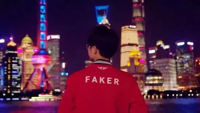 距离我们最近在屏幕上见到faker 应该还是s7最终决赛那个落寞的背影