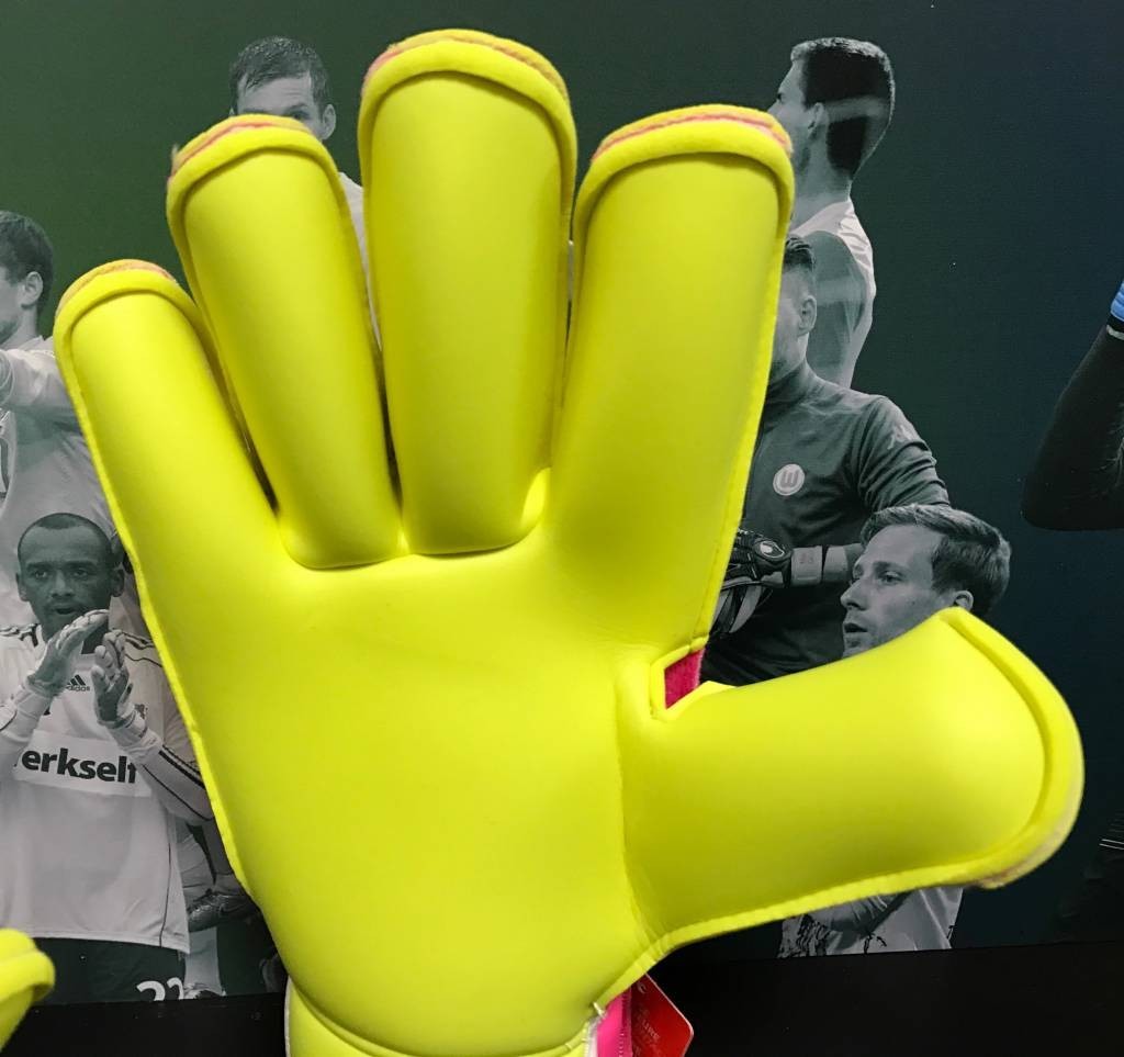 守门员如何选择一双合适的手套?